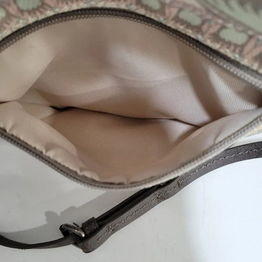 Sakroots Crossbody Adjustable Strap Pockets inside.